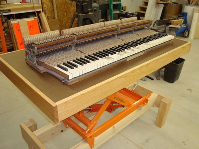 Adjustable height workbench and assembly table