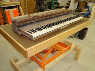 Adjustable height workbench / assembly table